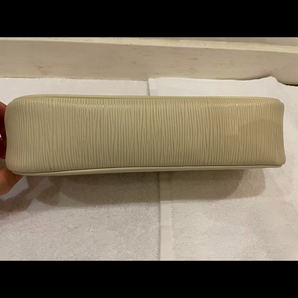 Louis Vuitton Montaigne Clutch Epi Leather White - Picture 5 of 10